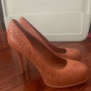 Gently worn platform pumps